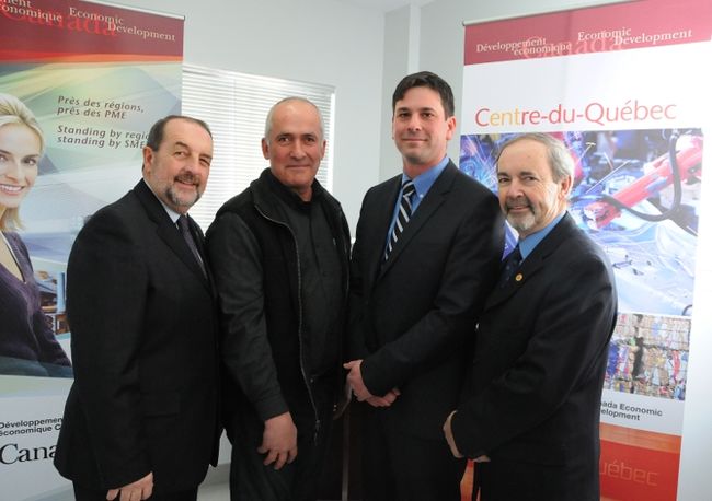 Le ministre Denis Lebel en compagnie du président de la Fromagerie L’Ancêtre, Alain Hébert, du président et directeur général d’Oriens Technologies, Pierre Lavigne, et du maire de Bécancour, Jean-Guy Dubois.