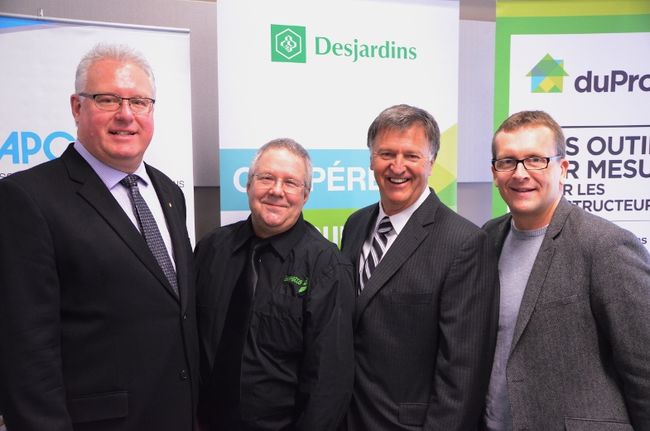 De gauche à droite: Denis Marcoux, vice-président régional de Desjardins Mauricie, Daniel Drouin, représentant aux ventes chez Barrette Structural, Yves Baril et Maxime Rodrigue, respectivement président et directeur général de l’APCHQ Mauricie – Lanaudière.