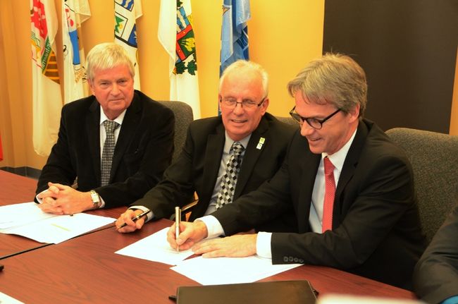 L’entente signée mercredi prévoit le versement par Services Matrec de redevances de près d’un million de dollars par année à la Régie de gestion des matières résiduelles de la Mauricie. De gauche à droite, le préfet de la MRC des Chenaux, Gérard Bruneau, le président de la Régie, René Goyette, et le président de Matrec, Daniel Boulianne.