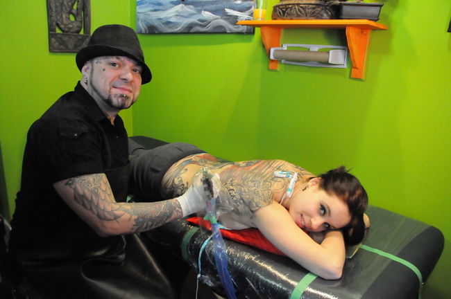 Steve Sisk perfectionne le tatouage qu’il a débuté il y a six mois sur le dos de Shari Laliberté.