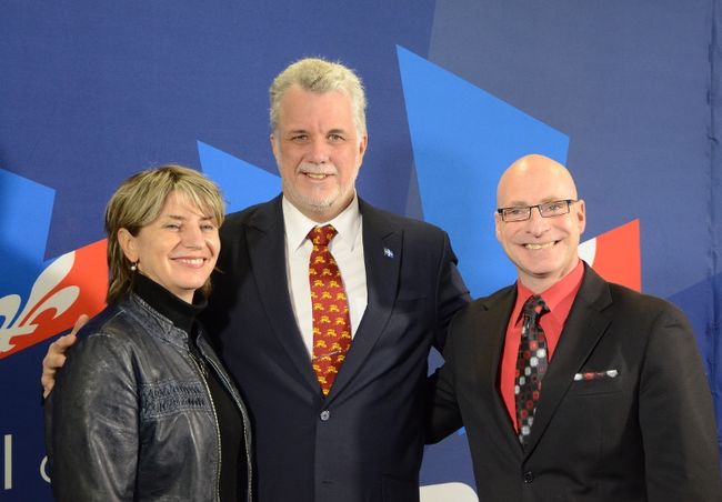 La députée libérale de Trois-Rivières, Danielle St-Amand, le chef du Parti libéral du Québec, Philippe Couillard, et le prochain candidat libéral dans Trois-Rivières, Jean-Denis Girard. 
