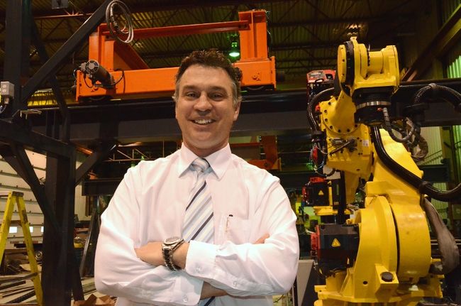 22 ans après la création d’Avant-garde Technologie, l’aventure ne fait que commencer, à en croire le président et fondateur de l’entreprise trifluvienne, Éric Bélanger. On le voit ici devant une version réduite du BeamMaster.