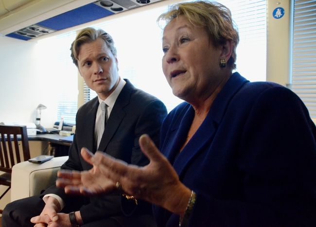 Pauline Marois, en compagnie de son candidat dans Trois-Rivières, Alexis Deschênes, dans son autobus de campagne.