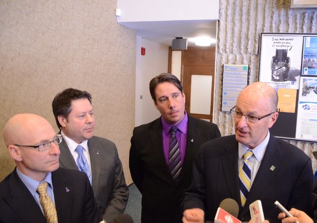 De gauche à droite: les candidats libéraux Jean-Denis Girard (Trois-Rivières), Pierre-Michel Auger (Champlain), Marc H. Plante (Maskinongé) et le maire de Trois-Rivières, Yves Lévesque. 