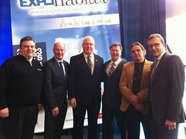 De gauche à droite: M. Daniel Piché, représentant des ventes, DuProprio, M. Denis Marcoux, vice-président régional Mauricie, Fédération des caisses Desjardins du Québec, M. Yves Lévesque, maire de Trois-Rivières, M. Yves Paris, président de l’APCHQ, région Mauricie- Lanaudière, M. Michel Lamarche, représentant de Barrette Structural et Maxime Rodrigue, directeur général de l’APCHQ, région Mauricie- Lanaudière.