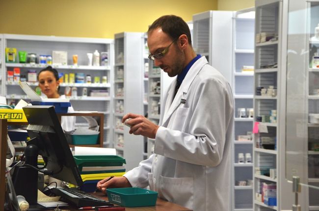 Les clients peuvent appeler à la pharmacie ou se présenter directement en magasin pour connaître le prix des médicaments.