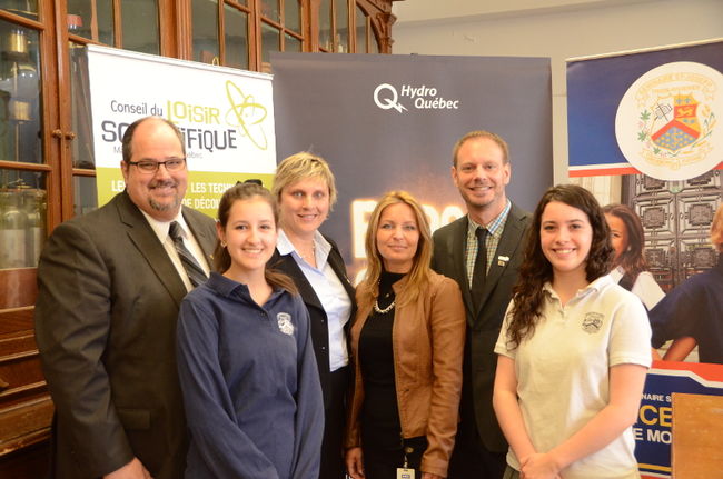 De gauche à droite, Pierre Normand, directeur général du Séminaire St-Joseph, Amélie Champagne, élève de cinquième secondaire, Nancy Mignault, directrice générale du Conseil du loisir scientifique de la Mauricie/Centre-du-Québec (CDLS-MCDQ), Annie Beaudoin d’Hydro-Québec, Michel Cyr, président du C.A. du CDLS-MCDQ et Stéphanie Gagnon, élève de cinquième secondaire.
