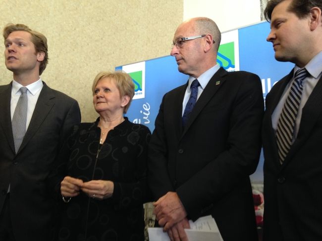 Les candidats du Parti québécois dans Trois-Rivières, Champlain et Maskinongé, Alexis Deschênes, Noëlla Champagne et Patrick Lahaie, réunis en point de presse avec le maire de Trois-Rivières, Yves Lévesque.