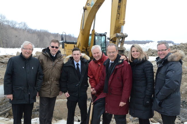 De gauche à droite: Louis Plamondon, député de Bas-Richelieu-Nicolet-Bécancour, Pierre Genest, directeur général de la Ville de Nicolet, Nicolas Béliveau-Beaubien et Denis Beaubien, copropriétaires de l’Hôtel Montfort, Alain Drouin, maire de Nicolet, Nancy Lemire, directrice générale de l’Hôtel Montfort, et Christian Hart, agent de développement au CLD de Nicolet.