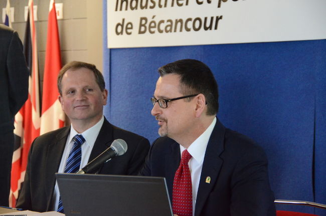 De gauche à droite: le président et le directeur général de Stolt LNGaz, Bjorn Torkildsen et Rodney Semotiuk.