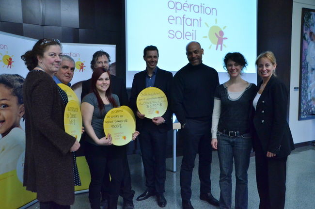 Les représentants des organismes récipiendaires des dons et les représentants d’Opération Enfant Soleil : Diane Bellerose (Maternaide du Québec), Serge Lemieux (InterVal), Jessica Giroux (La maison Grandi-Ose), Pierre Giroux (CSSS de l’Énergie), Pierre Soucis (Centre hospitalier affilié universitaire régional du CSSS de Trois-Rivières), Philippe Fehmiu, Isabelle Cyr, Céline Drouin (Opération enfant soleil)