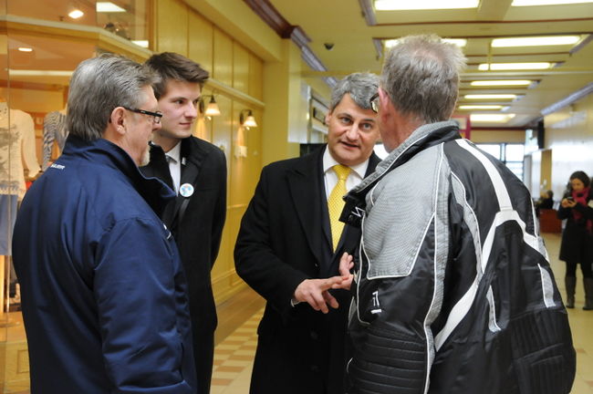 Gérard Deltell a rencontré les citoyens de Trois-Rivières en compagnie du candidat caquiste dans Champlain, Andrews D’Amours.