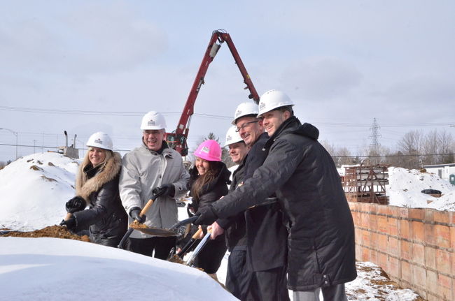 Première pelletée de terre en compagnie des partenaires du projet: Judith-Ann Bélanger (Proservin Construction), Daniel Cournoyer (conseiller district de Sainte-Marthe), Mélanie Carbonneau et Jean-François Carrière (Corporation Immobilière Azra), Yves Lévesque (maire de Trois-Rivières) et Patrick Labrie (EKO)