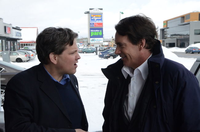 Pierre Karl Péladeau (à gauche) a passé une bonne partie de sa journée à Trois-Rivières, samedi, notamment avec Patrick Lahaie, candidat dans Maskinongé (à droite).