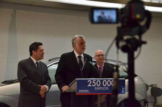 Philippe Couillard lors de son passage au Centre de formation professionnelle Qualitech de Trois-Rivières en compagnie des candidats Pierre-Michel Auger dans Champlain et Jean-Denis Girard dans Trois-Rivières