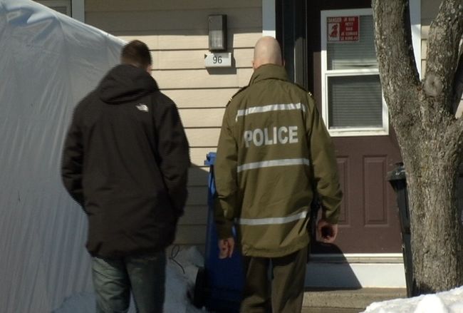 La Sûreté du Québec a trouvé une centaine de comprimés de méthamphétamine et a arrêté deux femmes dans la quarantaine, mardi matin, à Bécancour.