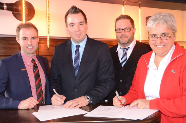 De gauche à droite, Justin Trudel, président de la Jeune chambre de commerce de la Mauricie, Steve Renaud, directeur général de la Jeune chambre de commerce de la Mauricie, Martin-Claude St-Pierre, vice-président du FCEM et des CEM et Guylaine Perron, directrice générale du FCEM et des CEM.
