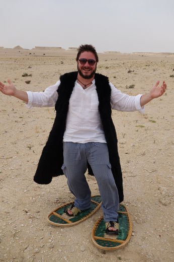Dans le vidéoclip de «La Gigue à Gigolo», les Frères Lemay ont voulu faire une corrélation entre le Qatar et le Québec. Sur la photo, Michel Lemay.