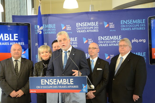 Le chef du Parti libéral du Québec, Philippe Couillard, entouré de cinq candidats de sa formation politique. De gauche à droite : Pierre Giguère, Julie Boulet, Pierre-Michel Auger, Jean-Denis Girard et Dr. Gaétan Barette.