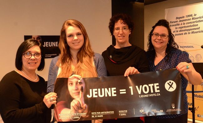 De gauche à droite: Isabelle Côté, conseillère à la vie étudiante au Collège Laflèche, Elisabeth Gendron, étudiante au Collège Laflèche, Isabelle Bordeleau, directrice générale du Forum jeunesse Mauricie, et Céline Déraspe, agente de participation citoyenne au Forum jeunesse Mauricie.