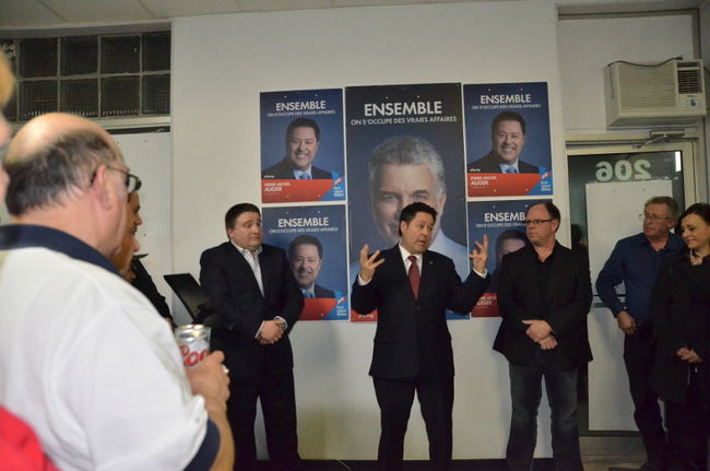 Pierre-Michel Auger est accueilli par les cris de joie de ses militants à son local électoral après l’annonce de sa victoire. 
