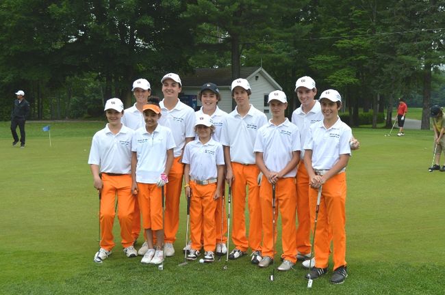 L’équipe de compétition du programme junior du Ki-8-Eb était habillé aux couleurs du golfeur Rickie Fowler l’année passée.
