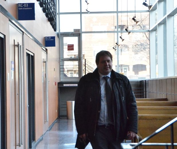 L’accusé, Martin Gélinas, en sortant de la salle de cour, jeudi.

