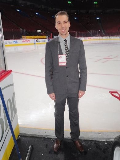 Simon Bédard a réalisé son rêve d’être journaliste sportif et de couvrir ses premières parties de la LNH à 20 ans. 