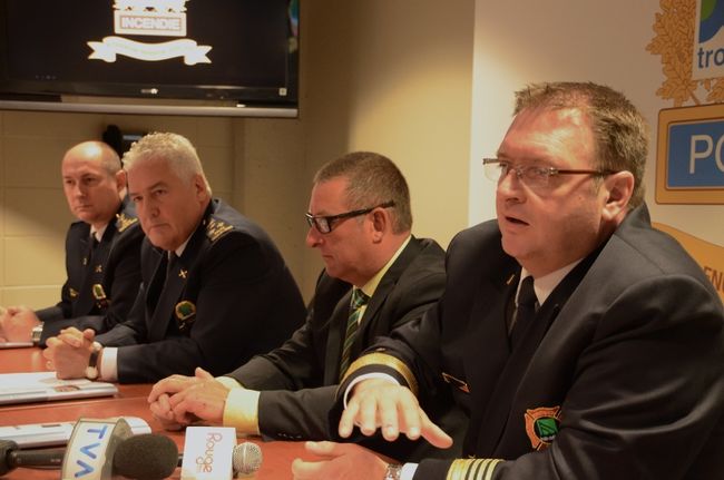 De gauche à droite: René Martin, directeur adjoint aux opérations policières de la SPTR, Francis Gobeil, directeur de la SPTR, Guy Daigle, conseiller du district de Laviolette et président du groupe de travail sur la Sécurité publique, et Dany Cloutier, directeur adjoint aux opérations incendies de la SPTR.