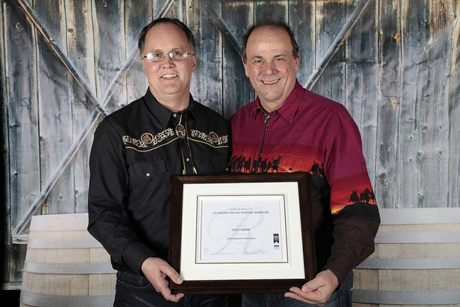 M. Dany Néron reçoit le prix des mains du président de Tourisme Mauricie, M. Benoît Gauthier