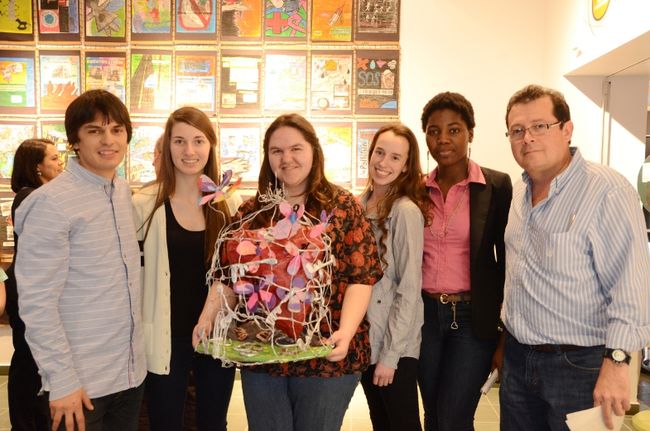 De gauche à droite: Richard Grenier, coordonnateur du Réseau In-Terre-Actif du Comité de solidarité de Trois-Rivières, Julie-Anna, Mélanie, Laura-Andréanne, Karen et l’artiste Javier Escamilla.