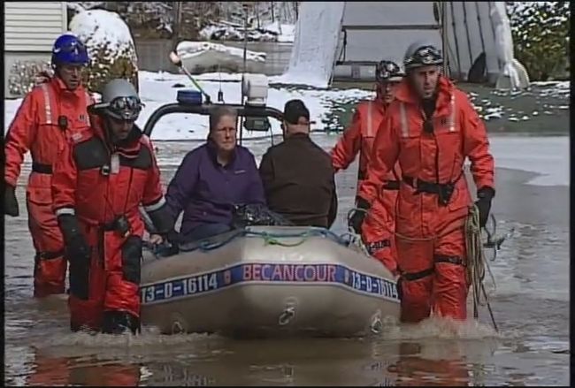 Certains résidents ont du être évacués en bateau pneumatique par le service de sécurité incendie de la ville de Bécancour.