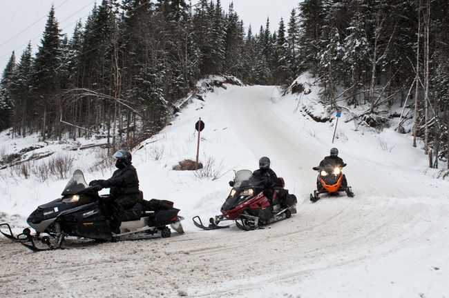 Malgré le froid, l'importante quantité de neige tombée cet hiver a profité aux motoneigistes et aux entreprises qui les ont accueillis. 