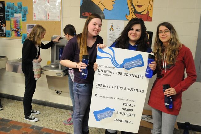 Le comité environnement de l’école Chavigny représenté par Catherine Jean, Mélissa Labonne et Laurie-Ève Massicotte est fier de ses deux nouvelles fontaines adaptées aux bouteilles d’eau.