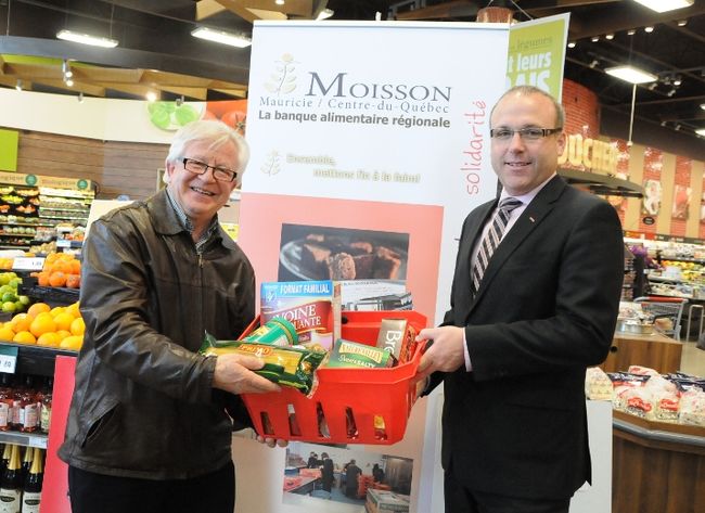 Jean-Guy Doucet, président de Moisson Mauricie, en compagnie de Benoît Robert, propriétaire du Métro Plus des Forges.
