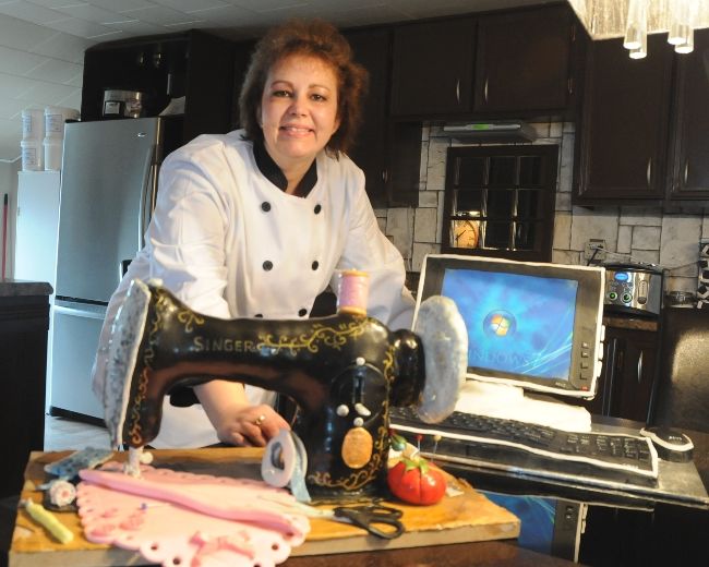Nancy Normandin a confectionné deux gâteaux en forme de machine à coudre et d’ordinateur.