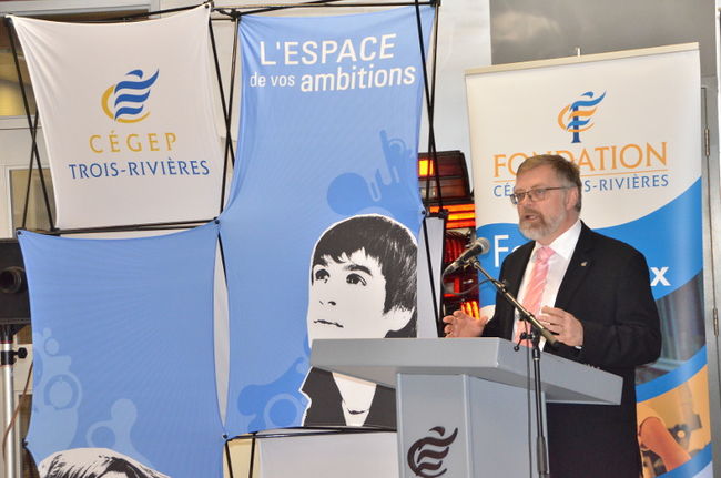 09 Bas de vignette:Le directeur général du cégep, Raymond-Robert Tremblay, a annoncé la création d’un Institut de formation en entrepreneuriat jeudi