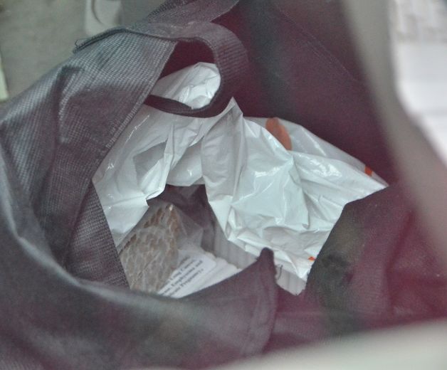 Des cigarettes de contrebande retrouvées dans un véhicule sur les lieux de la perquisition.