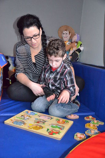 Charles-Alex joue avec sa mère, Sonia Trottier.
