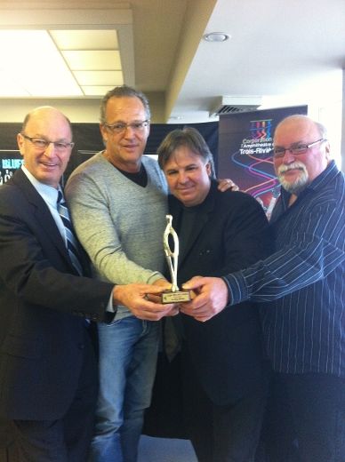 De gauche à droite: Yves Lévesque, maire de Trois-Rivières, Christian Gamache, directeur du festival Trois-Rivières en Blues, Martin Lachance, animateur du Gala Lys Blues et Réjean Nadon, cofondateur du gala.  
