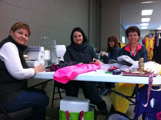 Christiane Ébacher, Annie Ébacher, Chantale Richard et Line Pilon travaillent depuis plusieurs semaines à la confection des costumes.