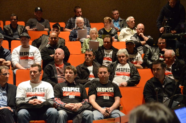 Une quinzaine d'employés de la RGMRM étaient présents lundi soir au conseil municipal de Trois-Rivières.