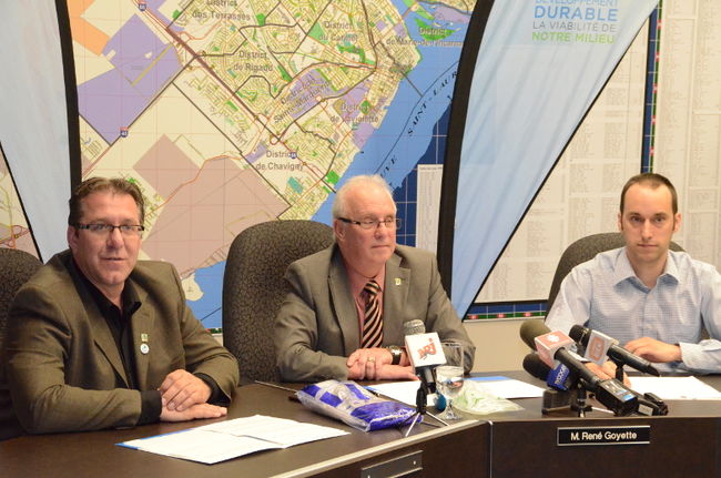 De gauche à droite: Martin Magny, président de la Fondation Trois-Rivières pour un développement durable, René Goyette, conseiller du district de la Madeleine, et Mathieu Gingras, directeur général de Bassin Versant Saint-Maurice. 