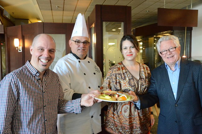 De gauche à droite: Stéphane Beaulac, porte-parole de Moisson Mauricie/Centre-du-Québec, Jean-René Pelletier, chef exécutif à l’Hôtel Delta, Geneviève Boivin, adjointe du député de Trois-Rivières Robert Aubin, et Jean-Guy Doucet, président de Moisson Mauricie/Centre-du-Québec. 