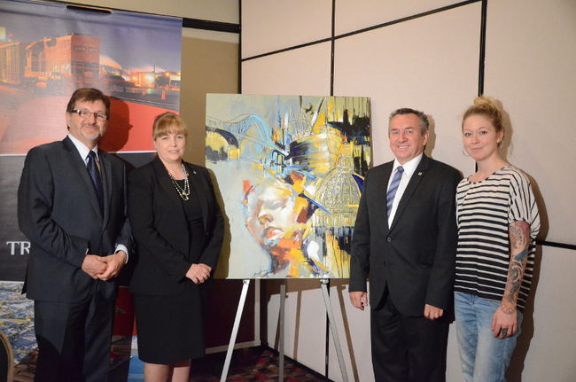 De gauche: Gaétan Boivin, président-directeur général, Martine Gravel, vice-présidente du conseil d’administration, Cléo Marchand, président du conseil d’administration, et Caroline St-Pierre, artiste-peintre, lors du dévoilement de l’œuvre commandée à cette dernière par l’APTR.
