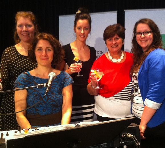Johanne Lefebvre, conseillère municipale, Julie Hamelin, chanteuse, Lisa Dugré, responsable de la programmation estivale, Stella Montreuil, présidente de la Corporation de développement culturel de Trois-Rivières et Gabrielle Thériault, agente culturelle