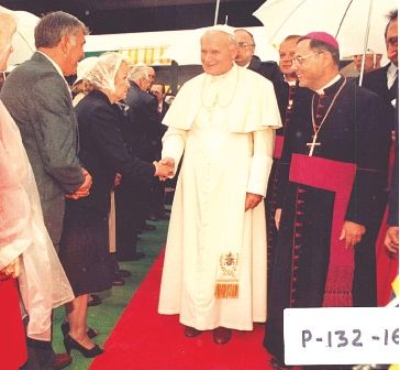 Cette photo a été prise le 11 septembre 1984 à Trois-Rivières. Le pape Jean-Paul II quittait le train pour se rendre à la papamobile. 