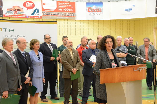 Une quarantaine d’intervenants, principalement de l’UQTR, ont manifesté vendredi leur appui au projet de Centre d’excellence régional académique et sportif (CERAS), aux côtés de la rectrice de l’UQTR, Nadia Ghazzali (au micro). 