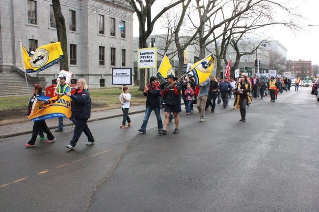 Les députés néo-démocrates Robert Aubin et Ruth Ellen Brosseau ont pris part à une marche pour dénoncer les changements à Postes Canada le 10 mai dernier, à Trois-Rivières. 