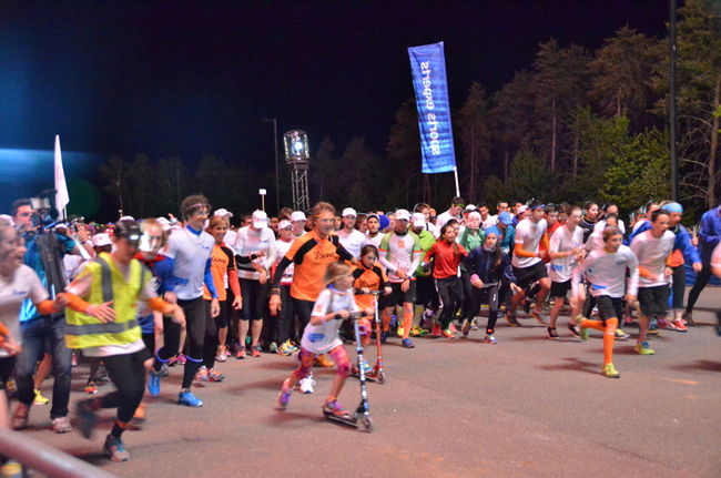 C'est sur le coup de minuit que près de 5000 coureurs se sont élancés dans les rues de Trois-Rivières